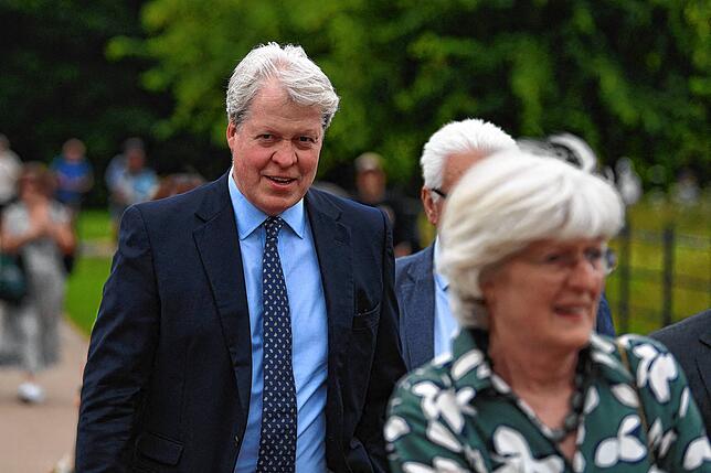 Charles Spencer, Dianas Bruder, gehörte zu den wenigen geladenen Gästen. Auch Dianas ältere Schwestern waren vor Ort.