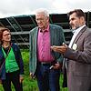 Dorothea Wehinger (Grünen-Landtagsabgeordnete, von links) ließ sich mit Ministerpräsident Winfried Kretschmann von Andreas Klatt ...