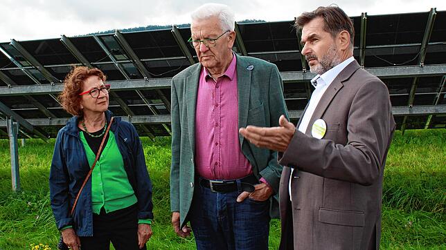 Dorothea Wehinger (Grünen-Landtagsabgeordnete, von links) ließ sich mit Ministerpräsident Winfried Kretschmann von Andreas Klatt ...