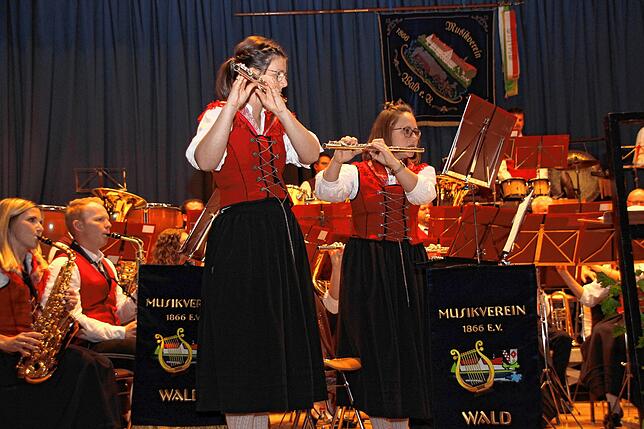 Die Flöten-Solo-Parts beim Evergreen „Der einsame Hirte“ präsentierten v.l. Eva Maria Fecht und Stephanie Riedmaier.