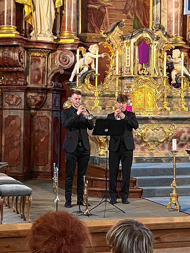 Johannes Jensen und Johannes Dörflinger (Trompeten, von linksi) in der Pfarrkirche Mariä Himmelfahrt in Tiengen. Fotos: Nikolaus Nieke