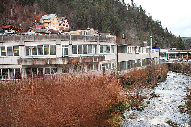 Blick auf das Haugg-Areal: Hier in der alten Fabrik soll das neue Campinghotel entstehen.