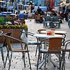 Trotz des schönen Frühlingswetters sind die meisten Tische und Stühle der Gastronomiebetriebe in der Waldshuter Kaiserstraße unbesetzt.