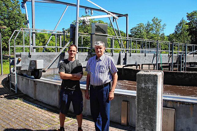 Thomas Hart (links) ist als Fachmann für Abwassertechnik heute für die Kläranlage in Stühlingen zuständig, rechts Wilfried Amann, der ...