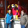 Dieter Hallerbach (links) und Felix Riegel an der betriebseigenen HVO-Tankstelle. Im Hintergrund steht der 5000-Liter-Tank mit Care-Diesel.