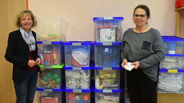 Kindergartengeschäftsführerin Michaela Gesell (links) und Kindergartenleiterin Claudia Böttinger stehen vor Boxen, die schon für den ...