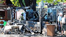 Die Grillhütte nach dem Feuer auf dem Seehasenfestgelände. Die Polizei beziffert den Sachstanden auf rund 100.000 Euro.