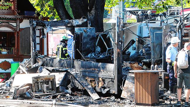 Die Grillhütte nach dem Feuer auf dem Seehasenfestgelände. Die Polizei beziffert den Sachstanden auf rund 100.000 Euro.
