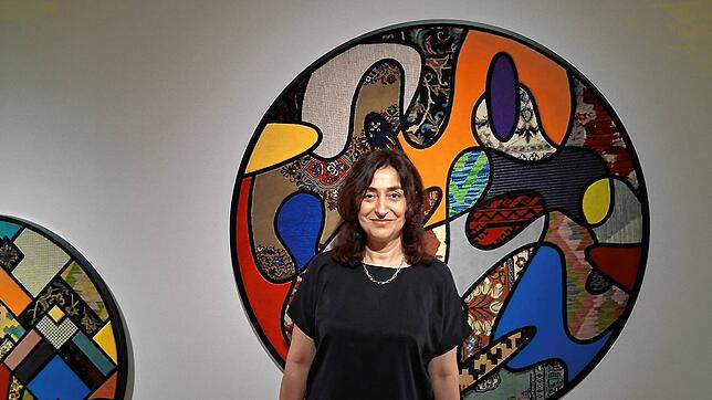 Die Künstlerin Nevin Alada? vor einem der textilen Wandbilder aus ihrer Serie „Social Fabric“.
