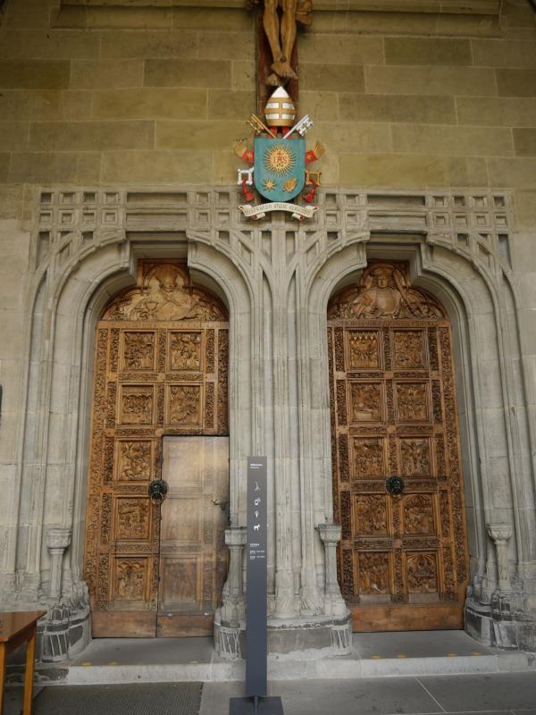 15. Jahrhundert: Die Türen am Westportal des Konstanzer Münsters sind 4,05 Meter hoch, jeweils 1,45 Meter breit und aus Nussbaumholz ...