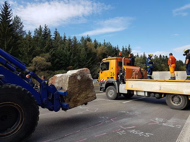 Bild 31: Bilder vom Abtransport des Felsbrockens auf der A81 nach dem Unfall nahe Trossingen
