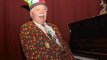 Peter Kaufmann bei der Dreikönigssitzung des Narrengerichts im Jahr 2014. Er saß viele Jahrzehnte bei dieser Veranstaltung am Klavier.