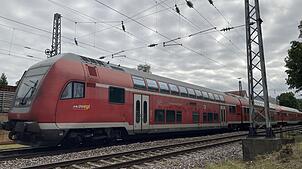 Ein Zug der Schwarzwaldbahn auf dem Weg nach Karlsruhe. Aber die Anbindung an andere Großstädte sieht deutlich komplizierter aus.
