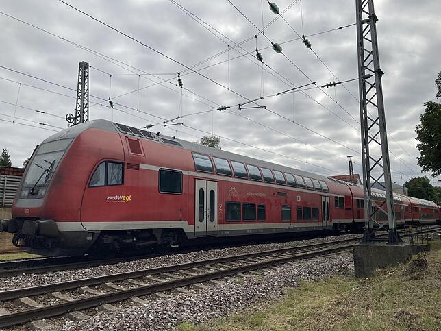 Ein Zug der Schwarzwaldbahn auf dem Weg nach Karlsruhe. Aber die Anbindung an andere Großstädte sieht deutlich komplizierter aus.