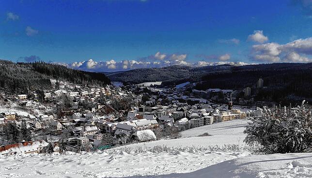 Blick auf das verschneite Furtwangen.