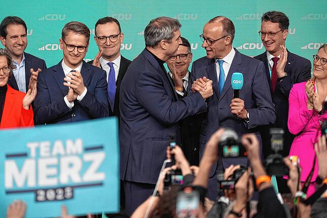 Der Jubel im Konrad-Adenauer-Haus nach der Prognose zum Ergebnis der Bundestagswahl ist groß, Markus Söder gratuliert hier Friedrich Merz.
