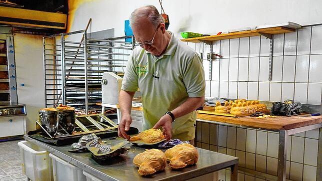 Uwe Hilsenbeck holt die noch warmen Osterlämmer aus ihren Formen. Ganz vorsichtig, um sie nicht zu beschädigen.
