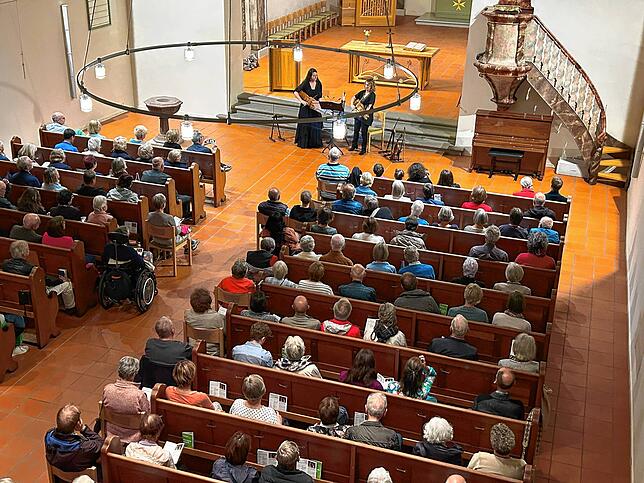 Beliebte Sommernachtsmusiken: Bei dem Konzert mit Jule Bauer und Laura Jörres (von links) sind die Kirchenbänke der Johanneskirche gut ...