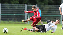 In dieser Szene stoppt der Mühlhausener Jannik Braun (rechts) seinen Gegenspieler Bastian Schmittschneider vom SC Gottmadingen-Bietingen ...