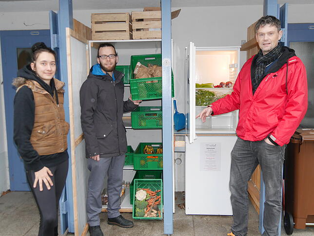 Domenica Kundel, Koordinator Bernhard Stehle und Stefan Meier, Vorsitzender der StadtOasen (von links) aus dem Fairteiler Team, vor dem ...