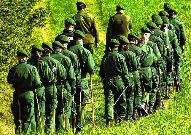 Polizisten auf der Suche nach dem vermissten Mädchen Peggy im Jahr 2011 in Bayern.