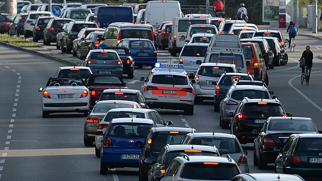 Ein Notarztwagen fährt durch die Rettungsgasse bei Freiburg. Oft kommen die Rettungsdienste nicht schnell genug zum Unfallort.