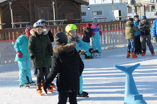 Bild 16: Werkrealschüler genießen die Blumberger Eisbahn
