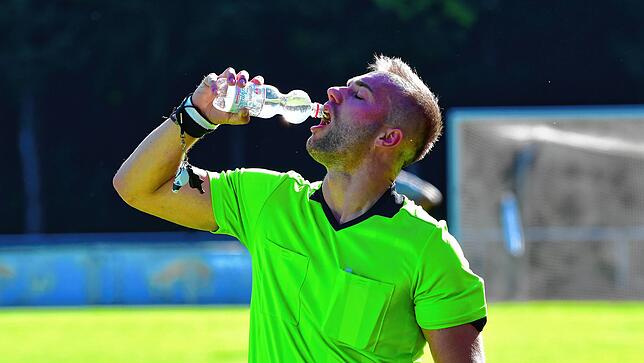 Auch der Schiri hat Durst: Der souverän agierende Remik Baran aus Weil stärkt sich bei der Trinkpause im Finale zwischen dem SV 08 ...