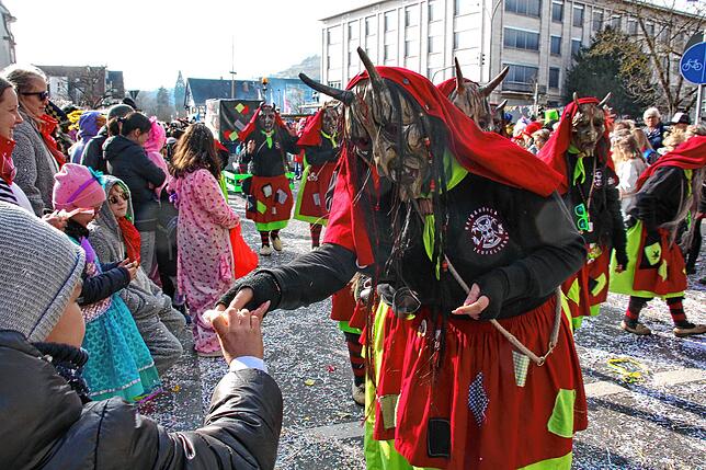 Bild 5: Sonne für die Narren: Großer Fasnet-Umzug begeistert in Singen!