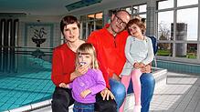 In der Nachsorgeklinik Tannheim ist das Hallenbad einer der Lieblingsorte von Antonia Schneider (rechts). Hier ist die Familie mit den ...