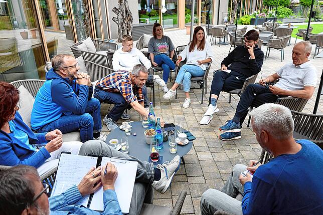 Christian Streich (im Bild bei der Medienrunde in Schruns mit SÜDKURIER-Mitarbeiter Ralf Mittmann unten links und Redakteur Ingo ...
