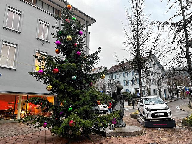Bunte Kugeln zieren den Weihnachtsbaum auf dem Conrad-Gröber-Platz in Waldshut.