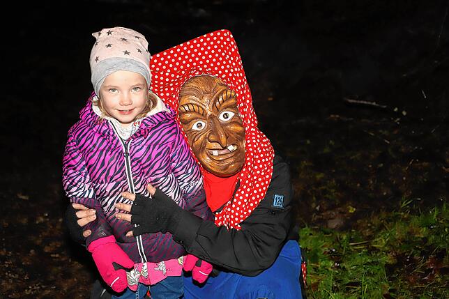 Bild 23: Schneeschreck und Riedhexen tanzen am Feuer &ndash; Alle Bilder vom Fasnachtsauftakt in Wollmatingen