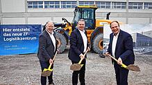 Beim Baubeginn des neuen ZF-Logistikzentrums in Friedrichshafen mit feierlichem Spatenstich, von rechts: Jochen Witzig, Standortleiter ...