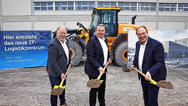 Beim Baubeginn des neuen ZF-Logistikzentrums in Friedrichshafen mit feierlichem Spatenstich, von rechts: Jochen Witzig, Standortleiter ...