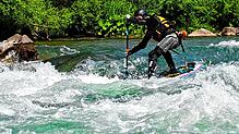 Volle Aktion beim Wildwasser-SUP. Nicht jeder Fluss ist so unruhig. In der Gruppe beginnen die ersten Fahrten auf der Schussen.