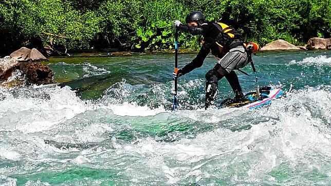 Volle Aktion beim Wildwasser-SUP. Nicht jeder Fluss ist so unruhig. In der Gruppe beginnen die ersten Fahrten auf der Schussen.