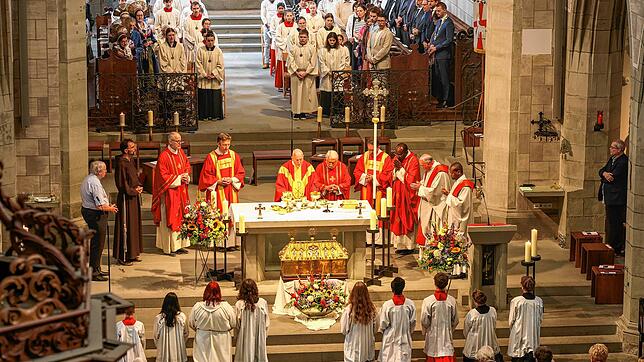 Mit großer geistlicher Besetzung wird im Radolfzeller Münster am Hausherrensonntag das Hochamt gefeiert. Mit dabei ist Kapuzinermönch ...