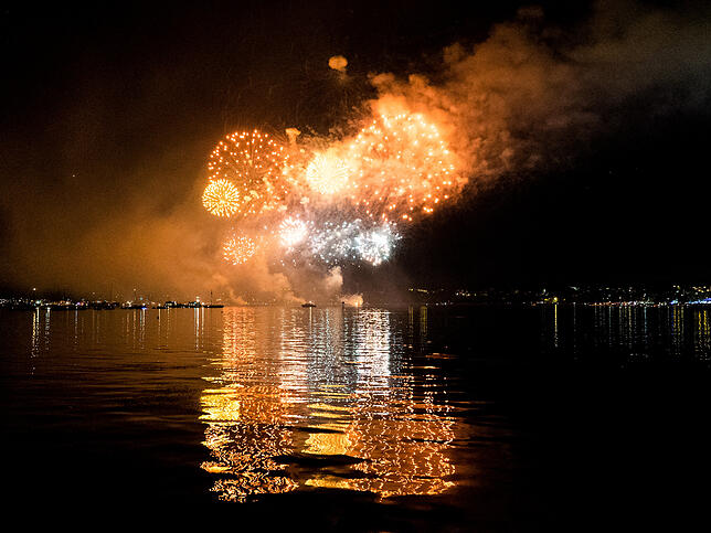 Bild 5: Das Seenachtfest-Feuerwerk vom Logenplatz am Yachthafen: Der Kreuzlinger Teil in Bildern