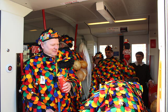 So voll wie an diesem Vormittag ist der Zug sonst nie. Aber dank der vier Wagen passen alle Narren bequem hinein. Alle freuen sich auf ...