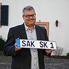 Alexander Guhl hält stolz das SÄK-Kennzeichen in den Händen, das sich der SÜDKURIER hat drucken lassen.