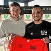 FC 08-Trainer Marcel Yahyaijan (rechts) überreicht Felix Sippel das Villinger Trikot.
