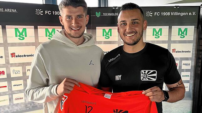 FC 08-Trainer Marcel Yahyaijan (rechts) überreicht Felix Sippel das Villinger Trikot.