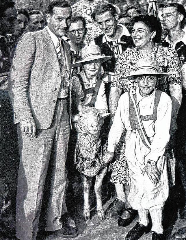 Die Waldshuter Traditionsvereine ließen bald nach Kriegsende das Brauchtum wieder aufleben. Hier der Chilbibock-Gewinner von 1950, Hans ...