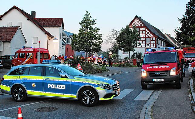 Nach dem verheerenden Großbrand in den frühen Morgenstunden mischten sich um 6.55 Uhr bei einer Lagebesprechung an der Brandstelle ...