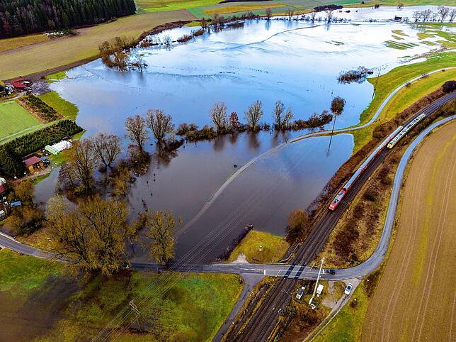 Für die Züge auf ihren erhöhten Gleisen stellt das Hochwasser kein Problem dar.