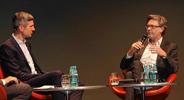 Ingo Zamperoni (links) sagt im Bühnentalk mit Stefan Lutz, welchen der beiden US-Präsidentschaftskandidaten er lieber interviewen würde.