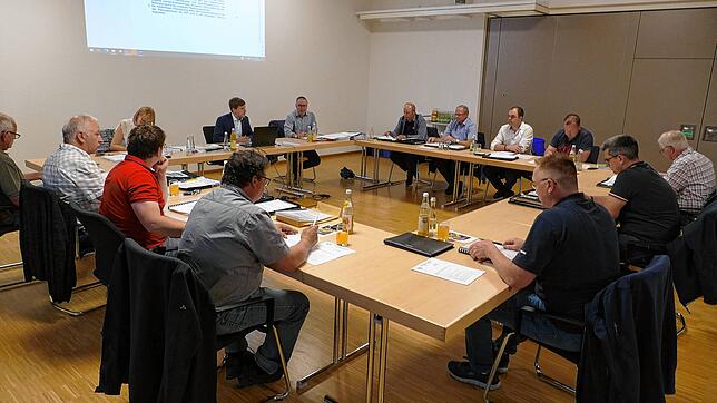 Das Motiv zeigt die Sauldorfer Gemeinderäte bei der Verabschiedung des Haushaltsplans für 2024. Sie bekommen ab Juli mehr Sitzungsgeld. ...