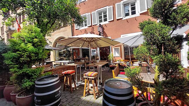 Der Gute Hirte in der Zollernstraße – im Sommer kann man auch auf der Gasse sitzen und zum Feierabend sein Viertele genießen.