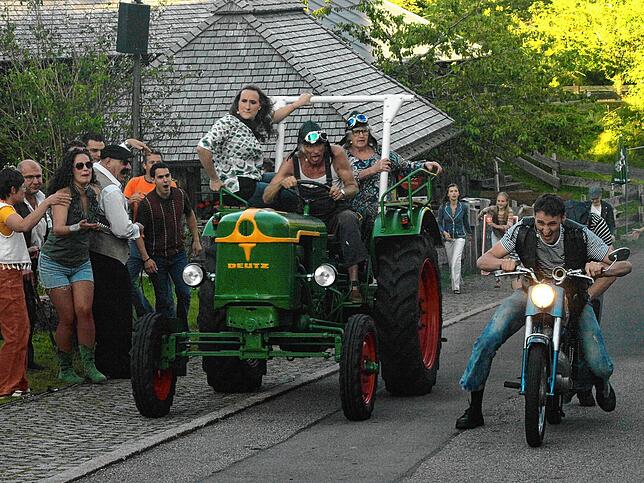 Opa Gustav und Enkel Paul treten mit Traktor und Mofa zum Wettrennen an.